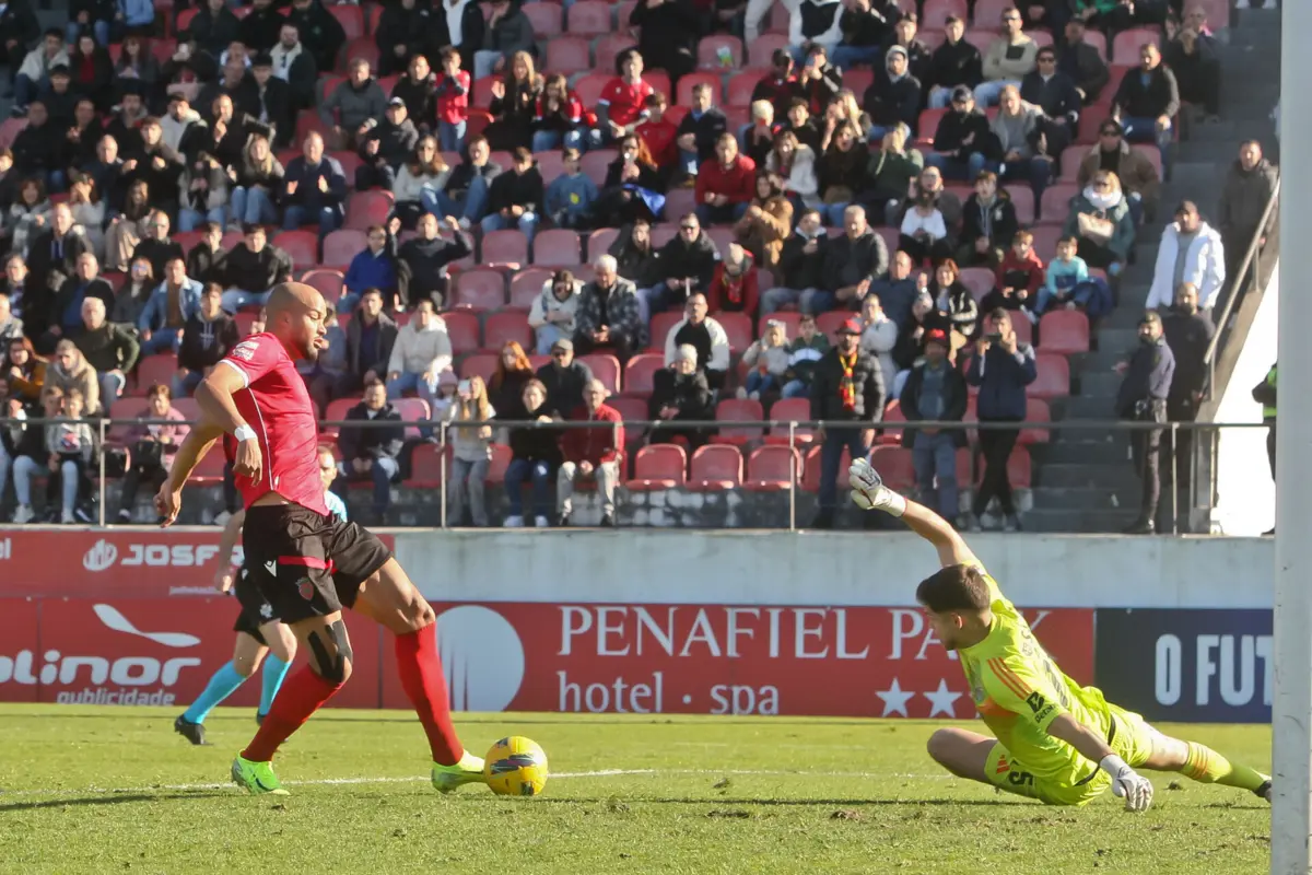 Gabriel Barbosa marcou para o Penafiel (Créditos: José Carmo/Global Imagens)
