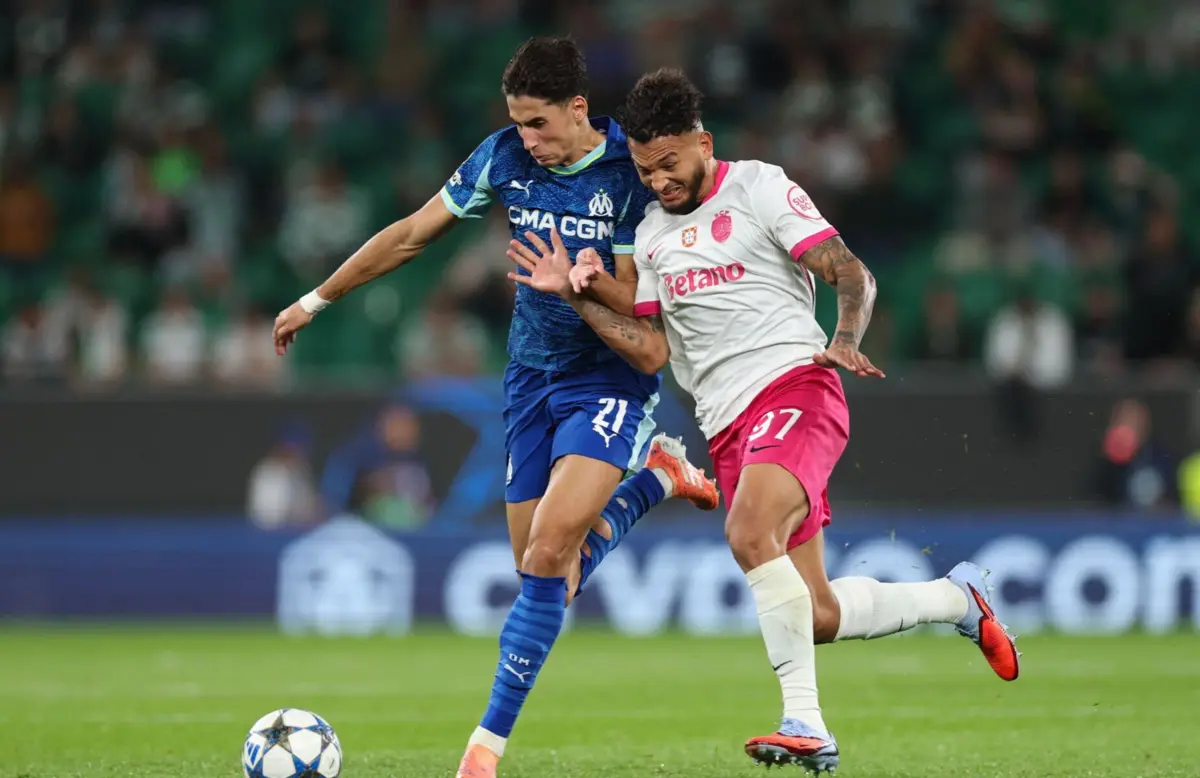 Luis Suárez (à direita)