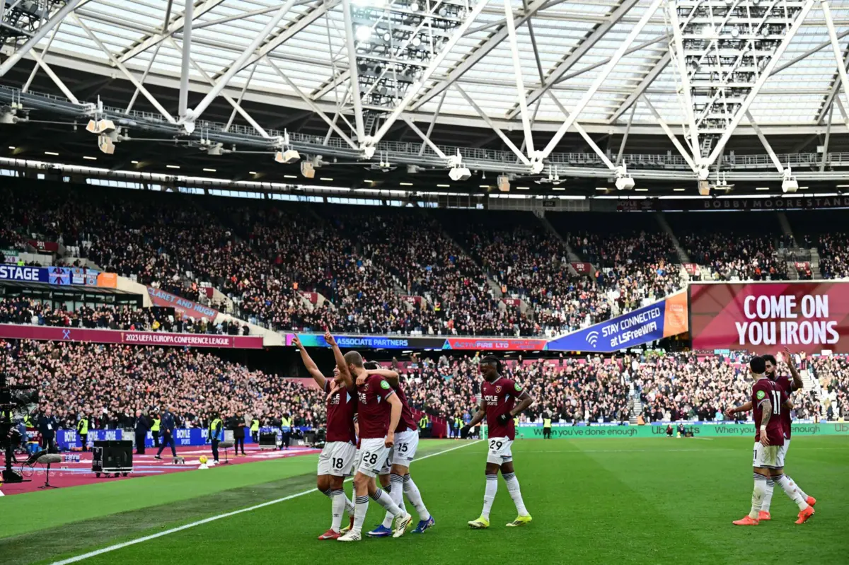 West Ham United's Portuguese midfielder #18 Mateus Fernandes (L) celebrates scoring the team's third goal during the English Premier League football match between West Ham United and Sunderland at the London Stadium in east London on January 24, 2026. (Photo by Ben STANSALL / AFP) / RESTRICTED TO EDITORIAL USE. No use with unauthorized audio, video, data, fixture lists, club/league logos or 'live' services. Online in-match use limited to 120 images. An additional 40 images may be used in extra time. No video emulation. Social media in-match use limited to 120 images. An additional 40 images may be used in extra time. No use in betting publications, games or single club/league/player publications. /