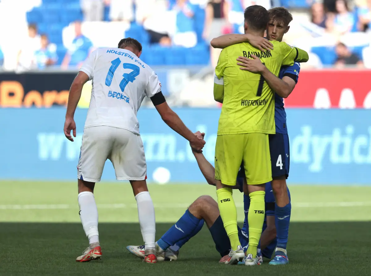 Oliver Baumann, de costas (créditos: AFP)