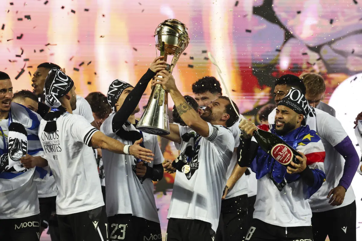 Vitoria de Guimaraes players celebrate with the trophy after winning the Portuguese League Cup final soccer match against Sporting de Braga held at Magalhaes Pessoa Stadium, in Leiria, Portugal, 10 January 2026. PAULO NOVAIS/LUSA