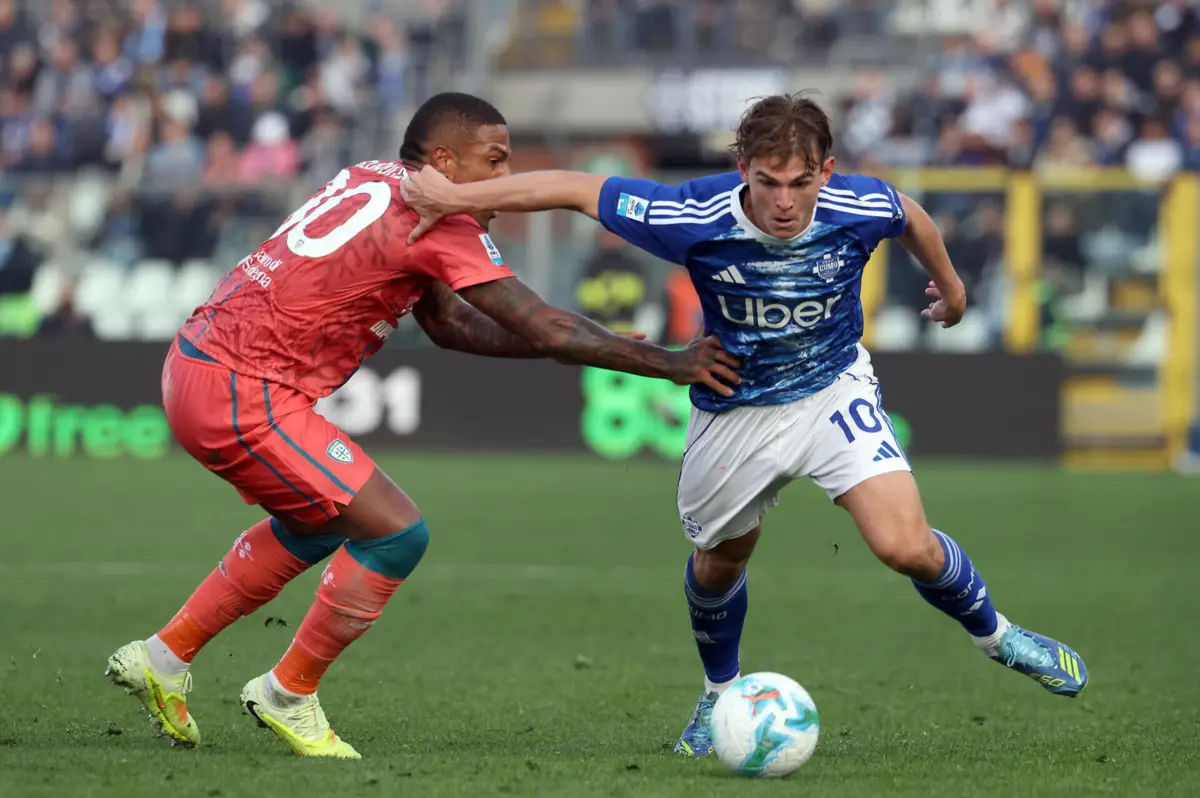 Nico Paz (à esquerda)