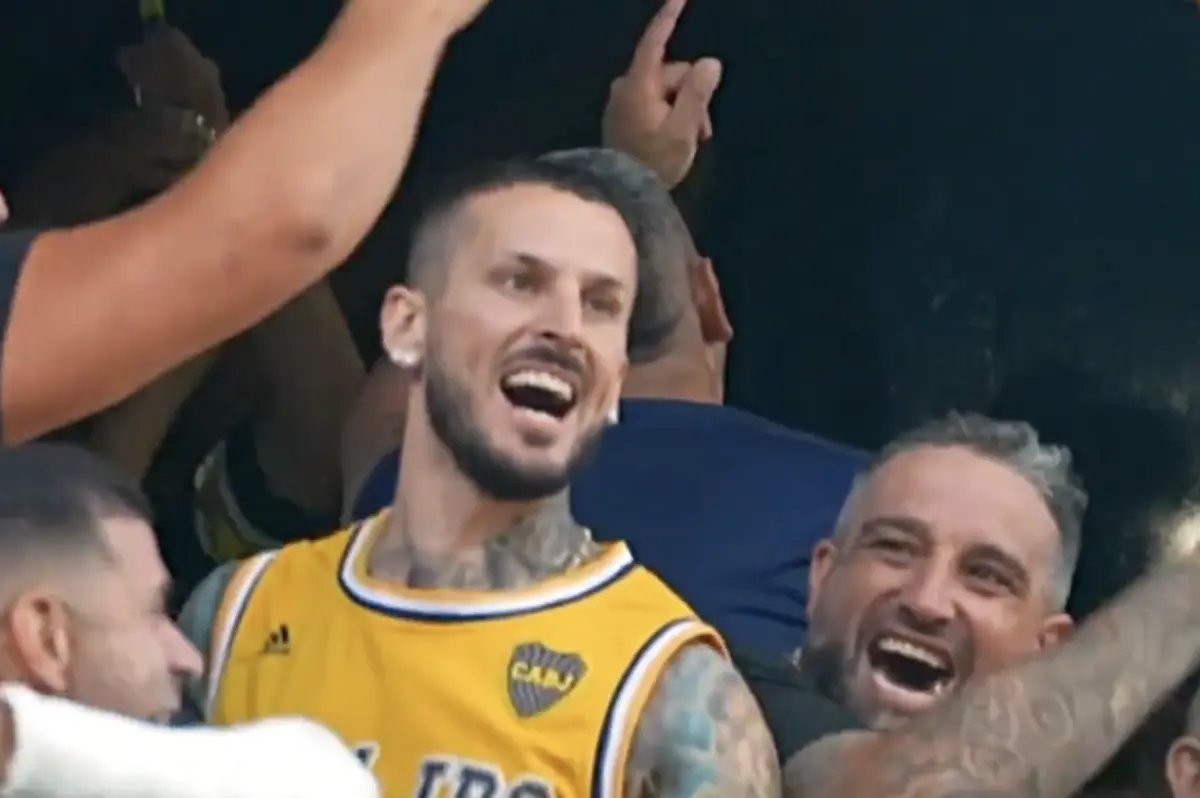 Imagem de contexto do artigo Benedetto, ídolo do Boca Juniors, assiste a jogo na Bombonera e... no meio da claque