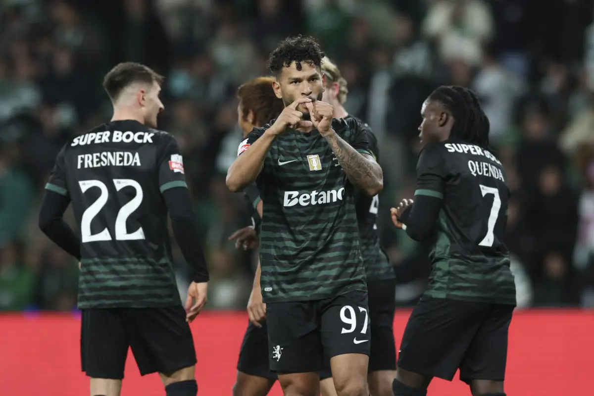 Luis Suárez bisou contra o Estrela da Amadora