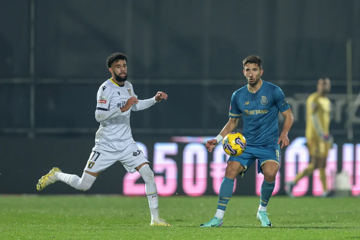Pablo com a camisola do Famalicão (Créditos: Miguel Pereira/Global Imagens)