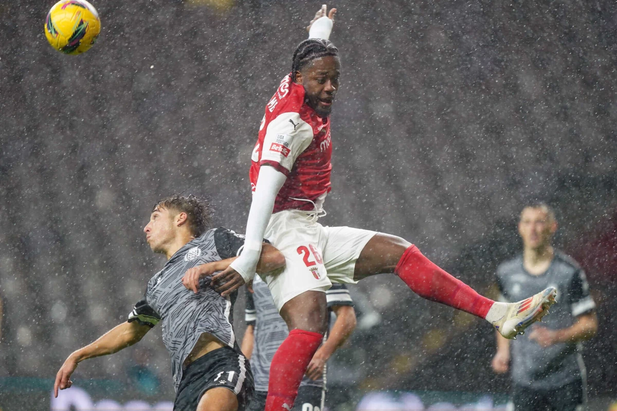 Arrey-Mbi perdeu a cabeça no dérbi da primeira volta e agora quer a redenção na visita a Guimarães (créditos: LUSA)