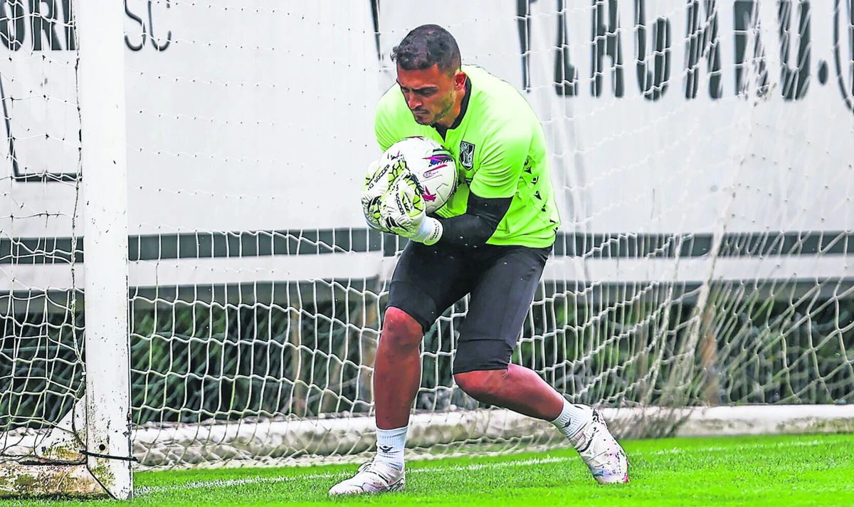 Charles é habitual suplente de Bruno Varela (Créditos: Vitória SC)