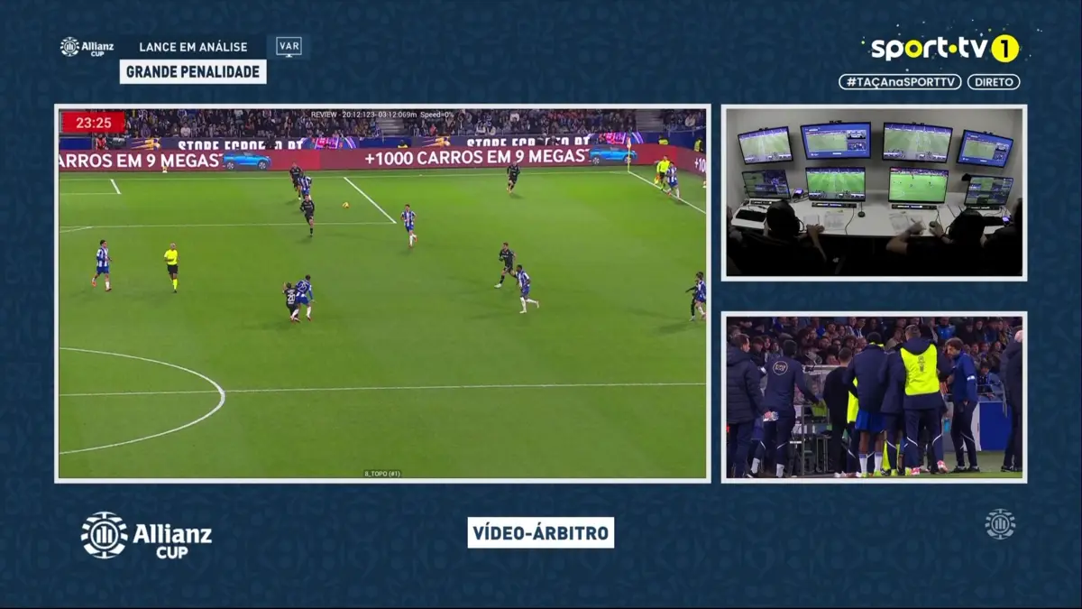 Imagem de contexto do artigo FC Porto-V. Guimarães: árbitro reverte penálti após revisão do VAR. Veja o lance