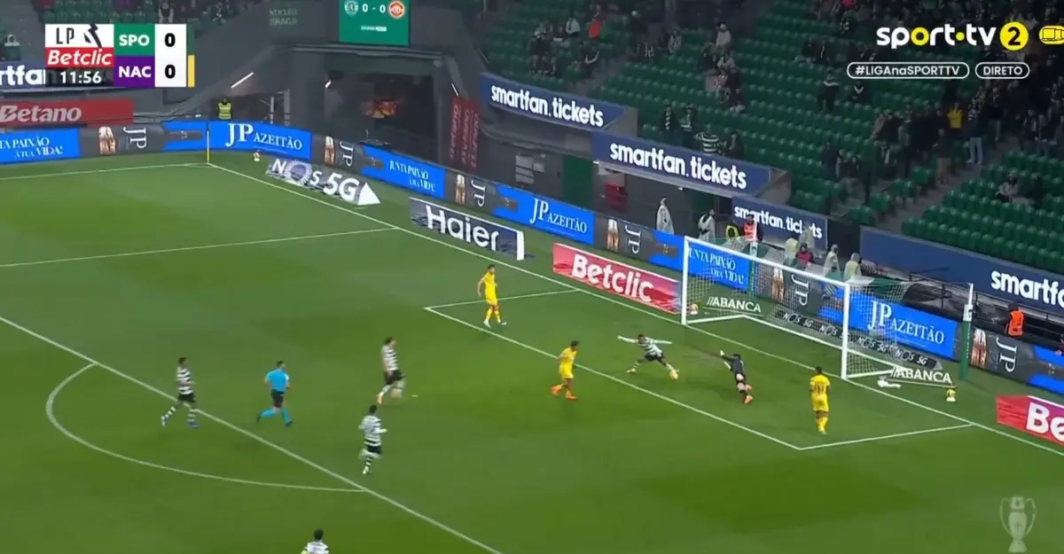 Imagem de contexto do artigo Sporting-Nacional: Geny Catamo negou golo a Gabriel Veron com este corte