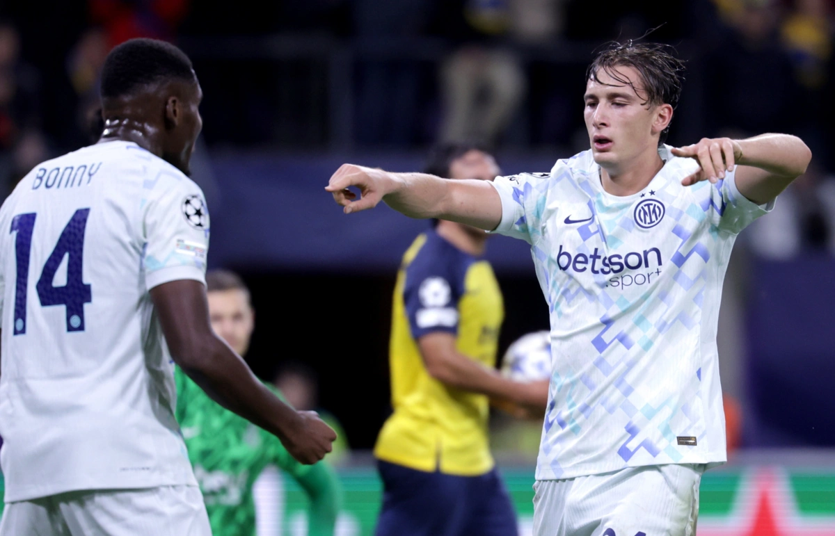 epa12471354 Pio Esposito (R) of Inter celebrates with teammate Ange-Yoan Bonny after scoring his team's 4th goal during the UEFA Champions League league phase match between Royale Union Saint-Gilloise and FC Internazionale Milano, in Anderlecht, Belgium, 21 October 2025.  EPA/OLIVIER MATTHYS
