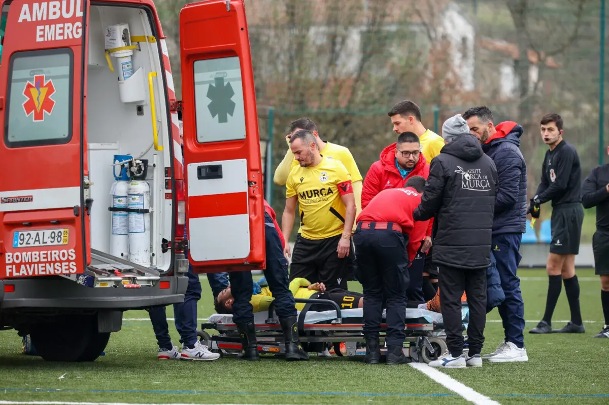 Ricardo de Rodrigues, de blusão vermelho (créditos: DR)