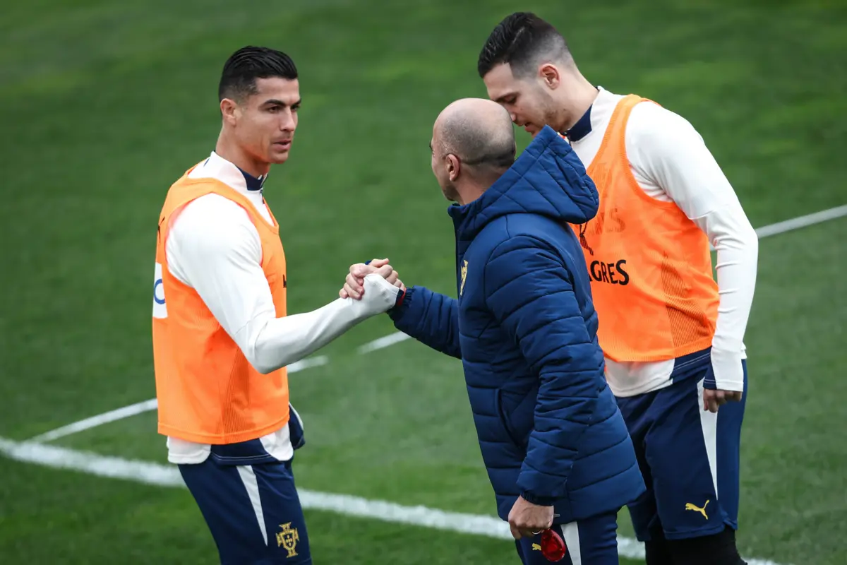 Ronaldo num cumprimento a Roberto Martínez (Créditos: Lusa)