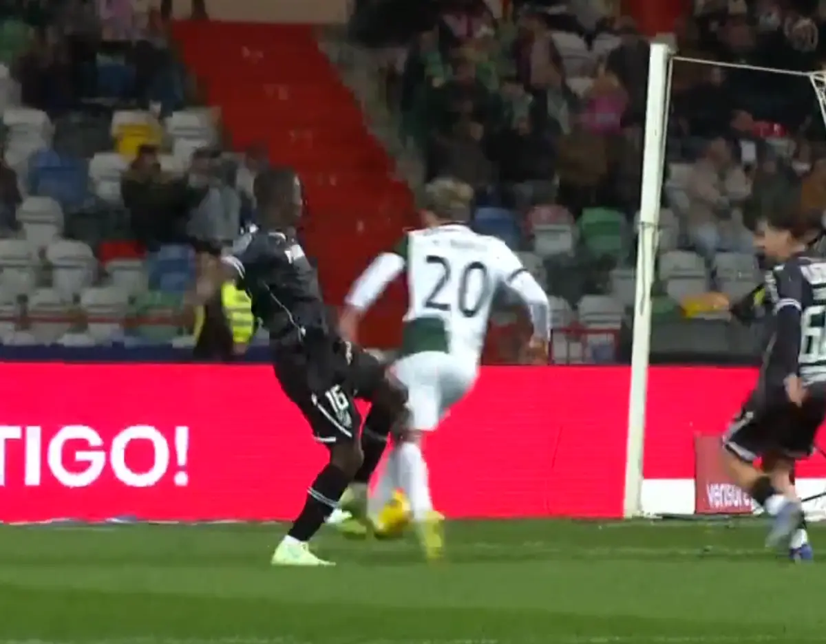 Imagem de contexto do artigo Tribunal O JOGO | Maxi Araújo cai na área na disputa com Beni. Era penálti?