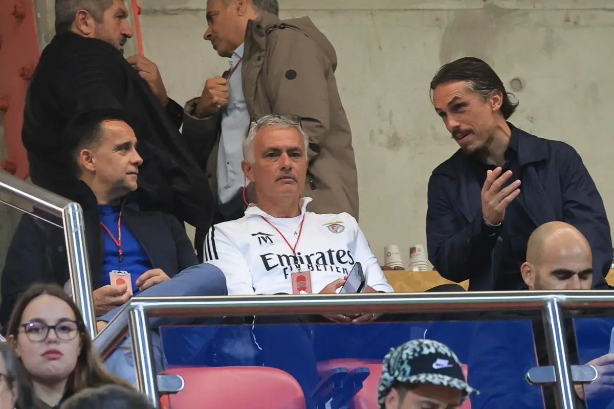 Imagem de contexto do artigo Mourinho e alguns jogadores do Benfica no Seixal a assistir ao jogo com o Paços de Ferreira