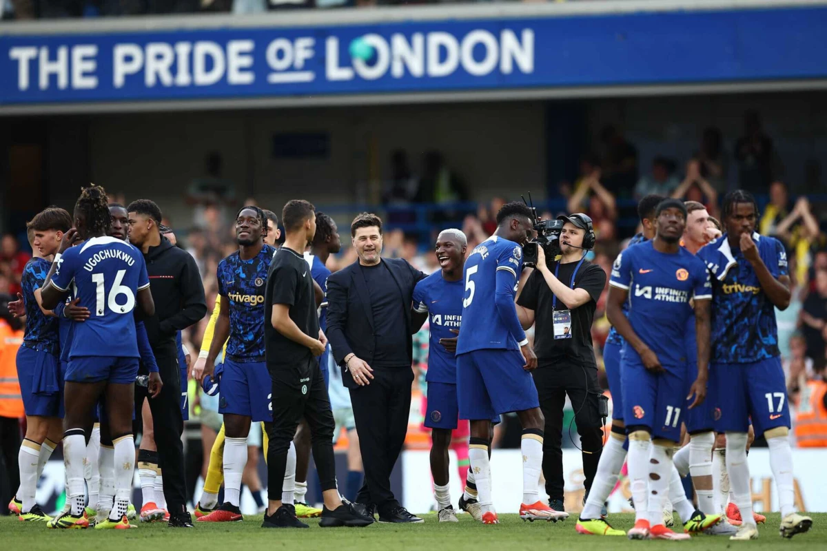 Pochettino com jogadores do Chelsea (créditos: AFP)