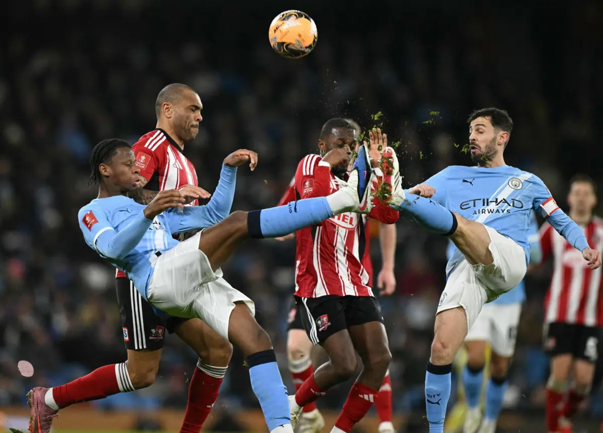 Mtephen-Nevin e Bernardo Silva no jogo do Manchester City contra o Exeter, da terceira divisão inglesa