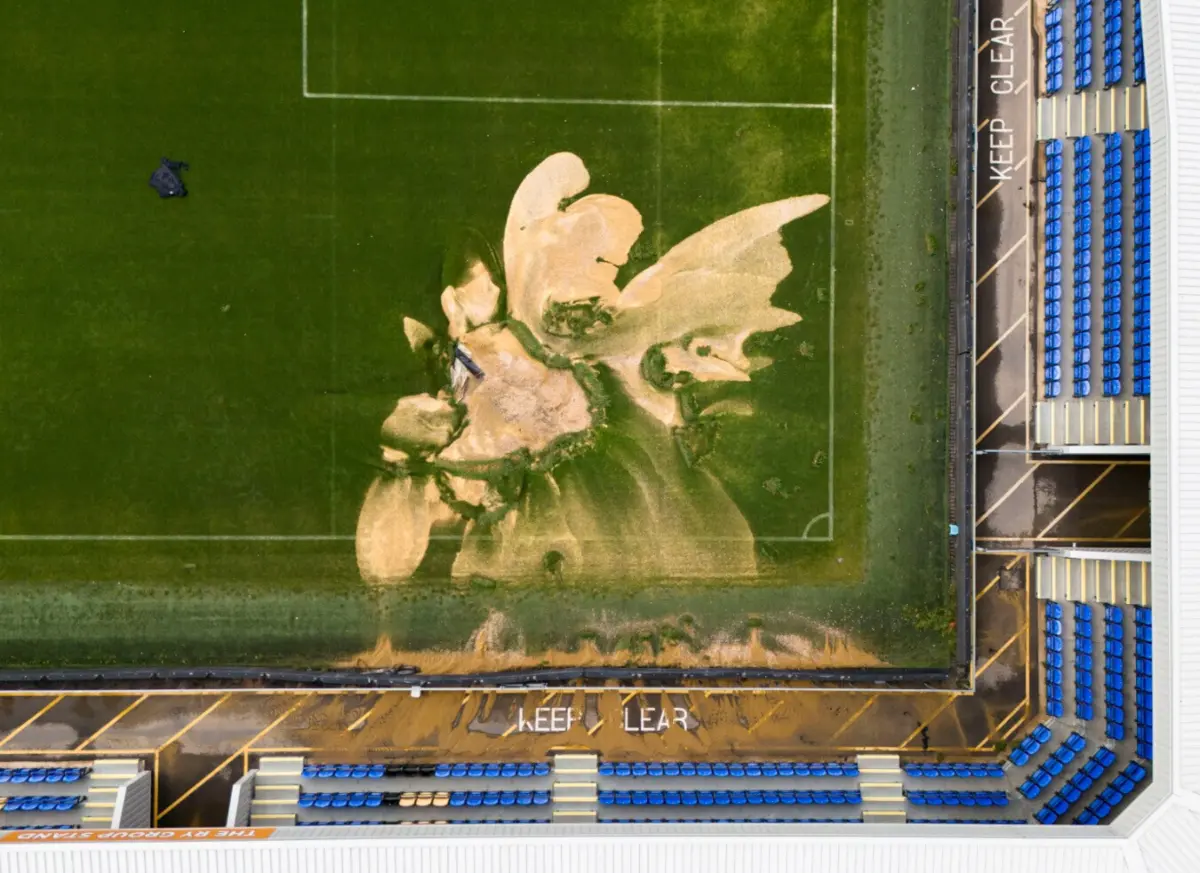 Imagem de contexto do artigo O estado em que ficou o relvado de Wimbledon após as cheias em Inglaterra. Veja as imagens