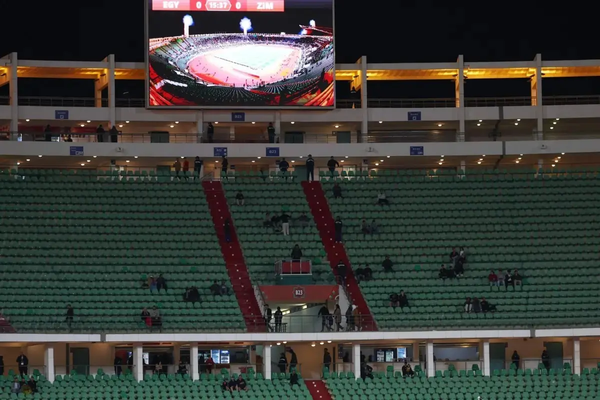 Bancadas vazias durante a primeira parte do Egito-Zimbabué