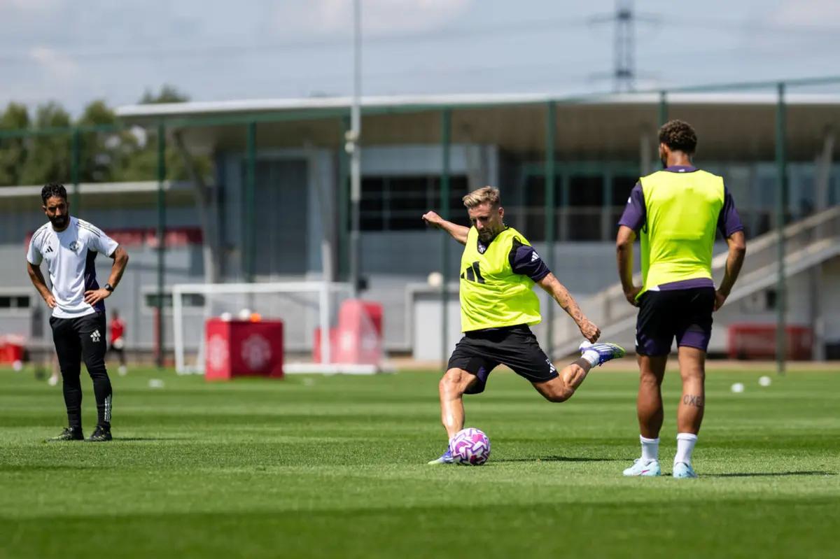 Luke Shaw no treino sob o olhar atento de Rúben Amorim (Créditos: Manchester United)