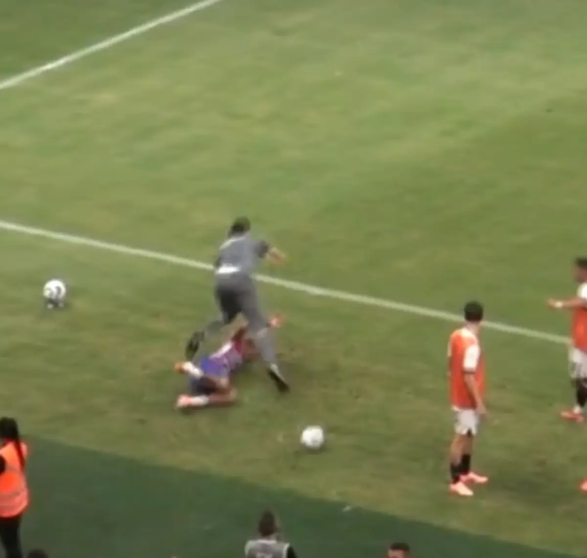 Imagem de contexto do artigo Ex-Benfica e Belenenses Deyverson faz carrinho e derruba preparador físico do adversário