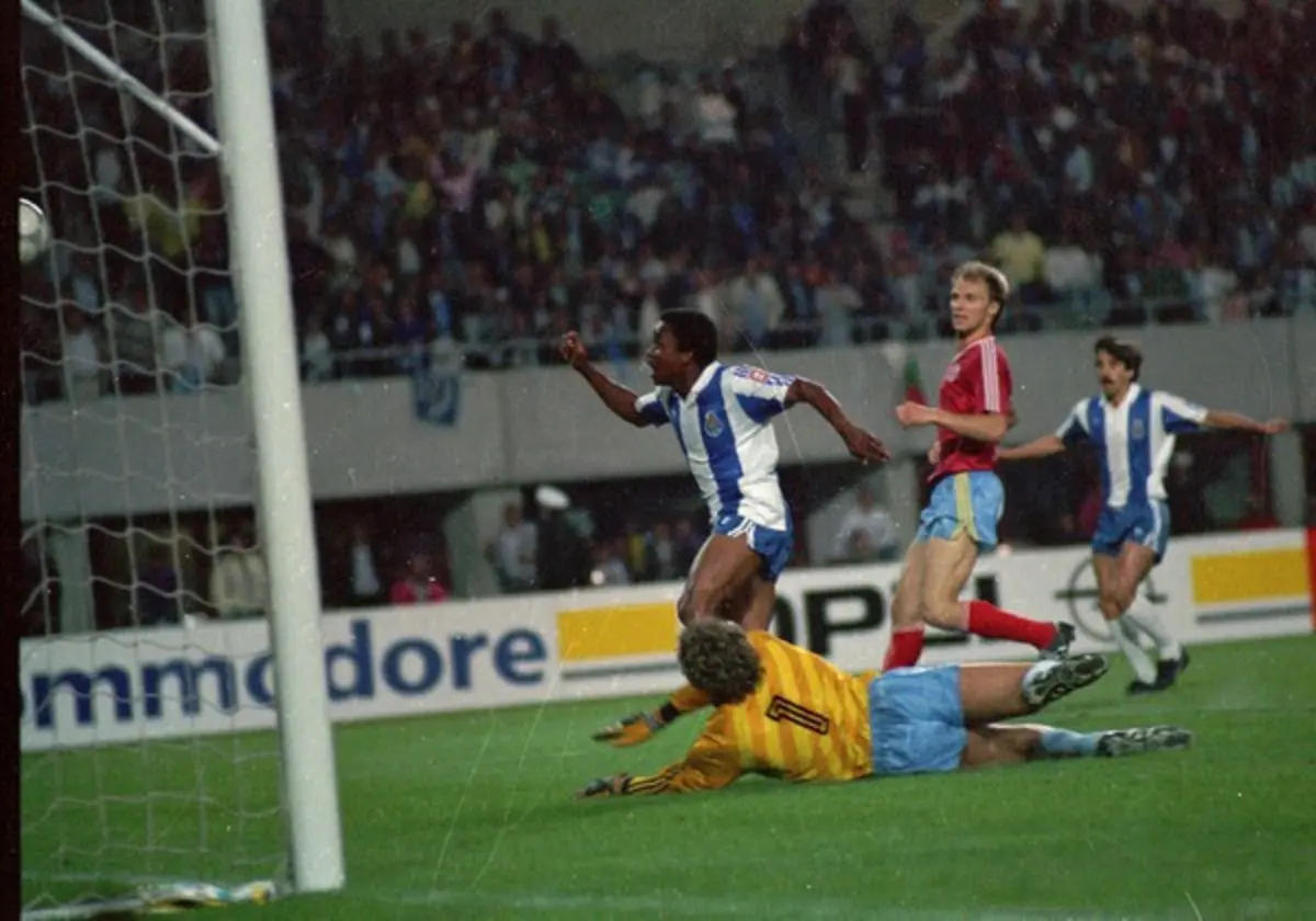 Juary marca o golo da vitória do FC Porto na final de Viena, em 1987