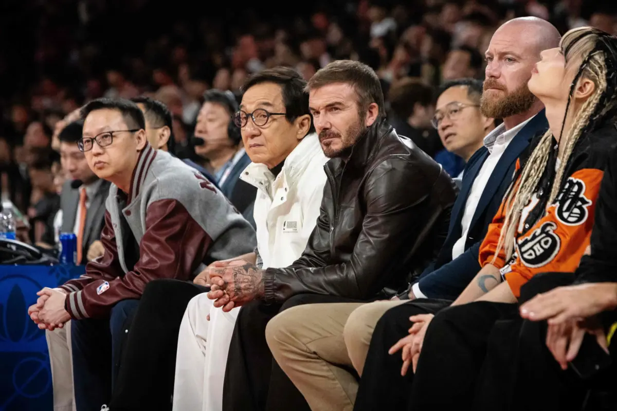 Jackie Chan e David Beckham assistem a jogo da NBA em Macau