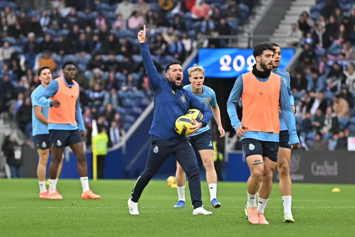 Farioli a dar indicações no treino aberto do FC Porto