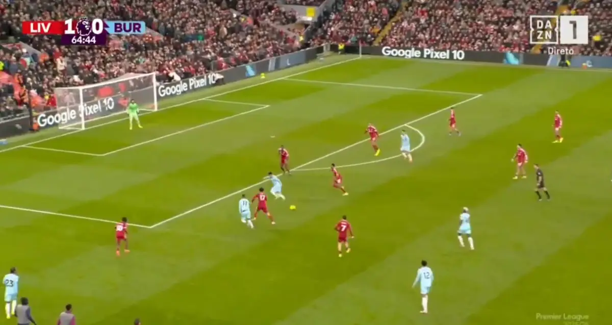 Imagem de contexto do artigo Edwards marca frente ao Liverpool com assistência de Florentino