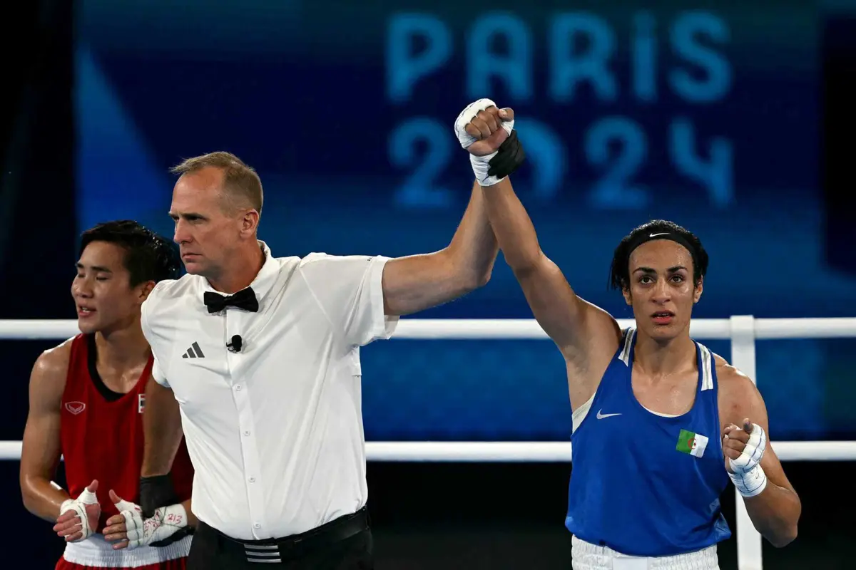 Em plena polémica, Imane Khelif vence e alcança a final (créditos: MOHD RASFAN / AFP)