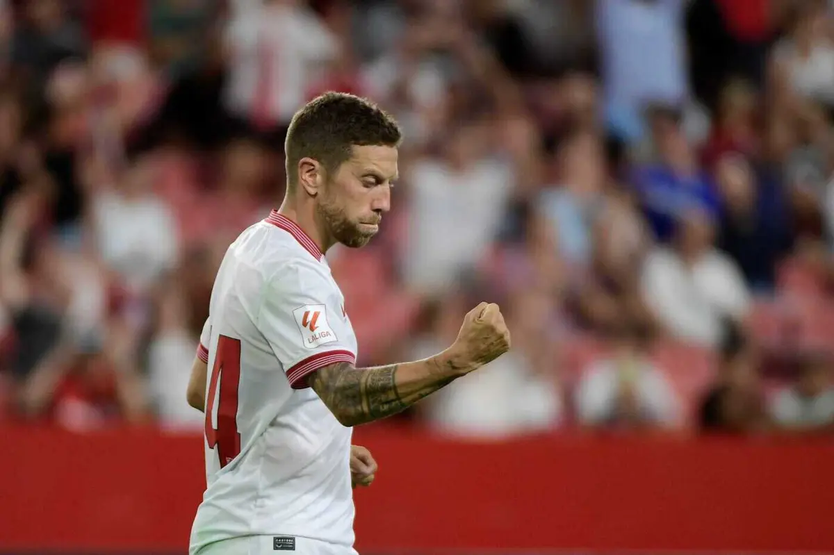 Papu Gómez, com a camisola do Sevilha