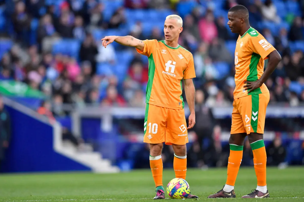 William Carvalho à direita (Créditos: AFP)