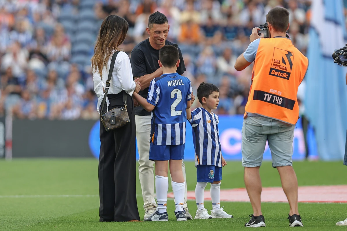 Castro e a família no Dragão (Créditos: Miguel Pereira)