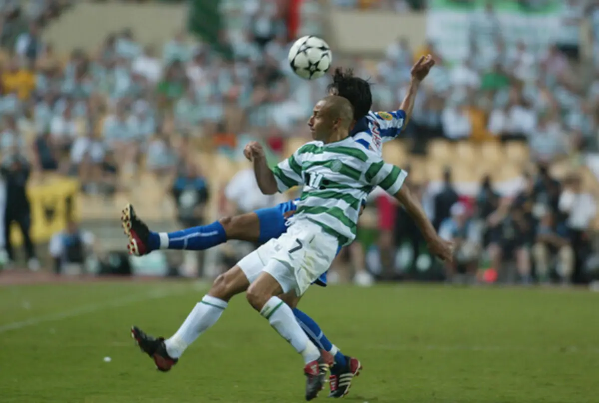 Henrik Larsson contra o FC Porto na final da Taça UEFA de Sevilha