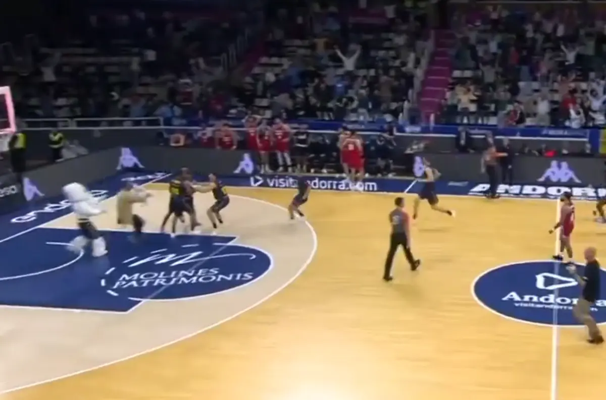 Imagem de contexto do artigo Cesto impressionante empatou jogo ao som da buzina na I Divisão de Espanha: veja o vídeo