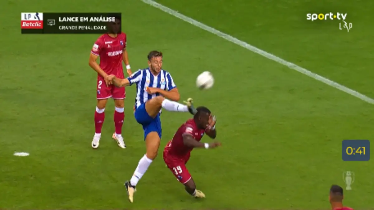 Imagem de contexto do artigo Os áudios do VAR: dois lances do FC Porto em análise