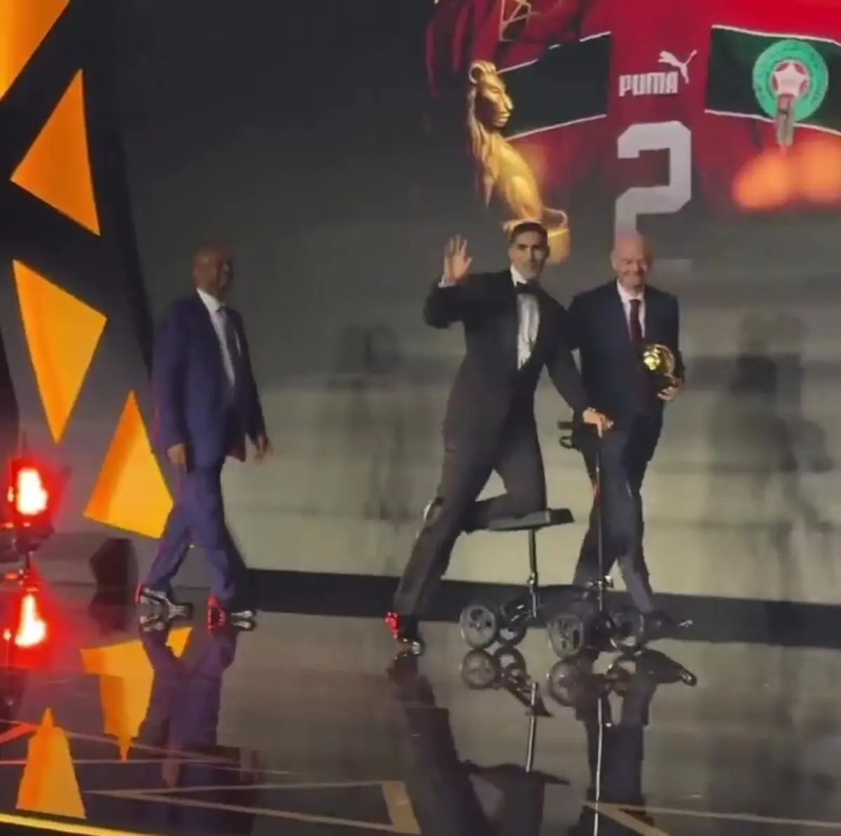 Imagem de contexto do artigo Hakimi consagrado em África com capa, de trotinete e ao pé coxinho. Ora veja