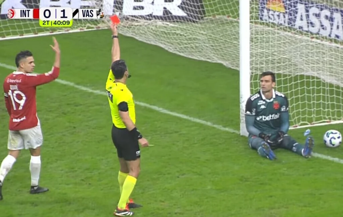 Imagem de contexto do artigo Ex-Rio Ave e Boavista vê dois cartões por queimar tempo e é expulso: vídeo