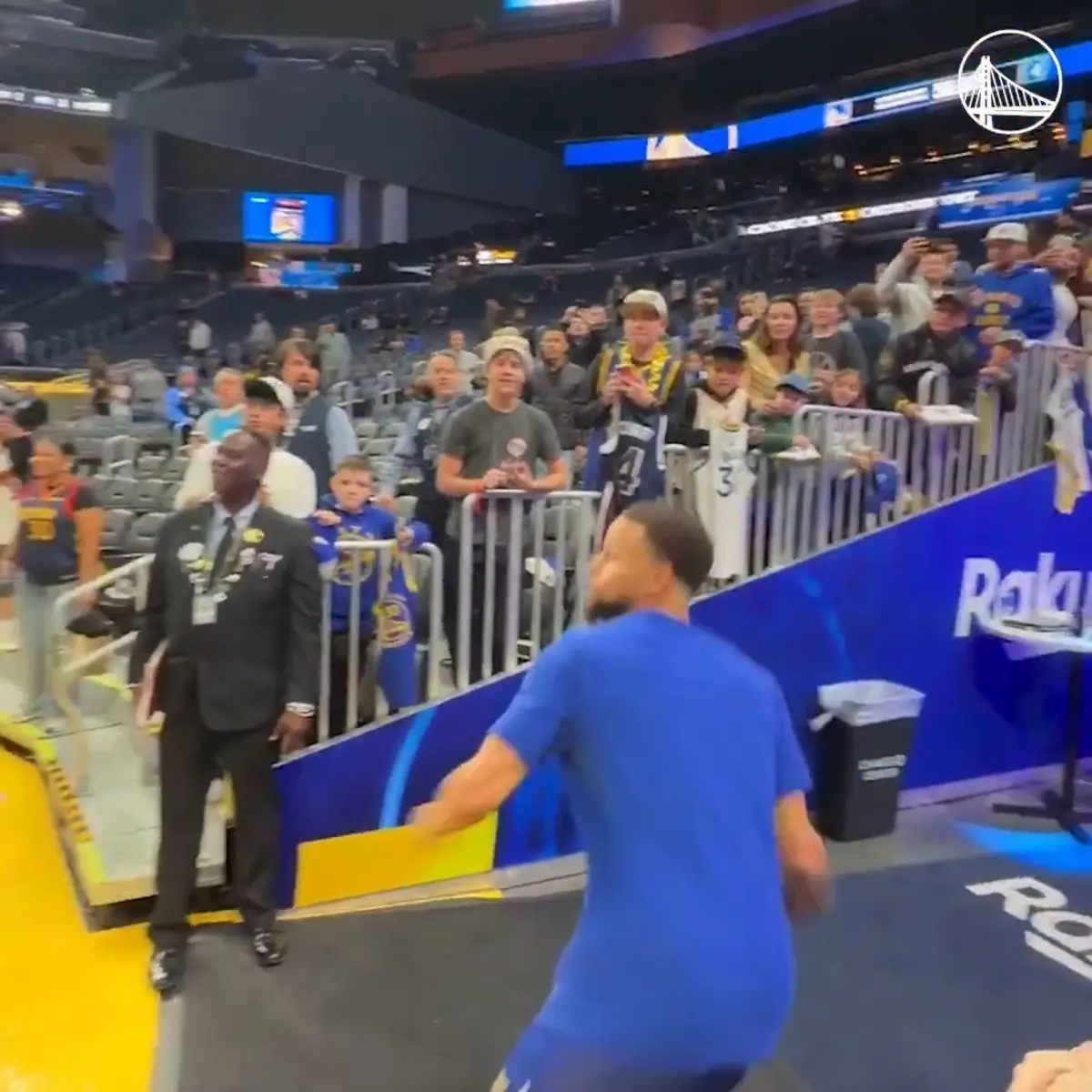 Imagem de contexto do artigo Stephen Curry é especial: embora frequentes, estes lançamentos continuam a espantar