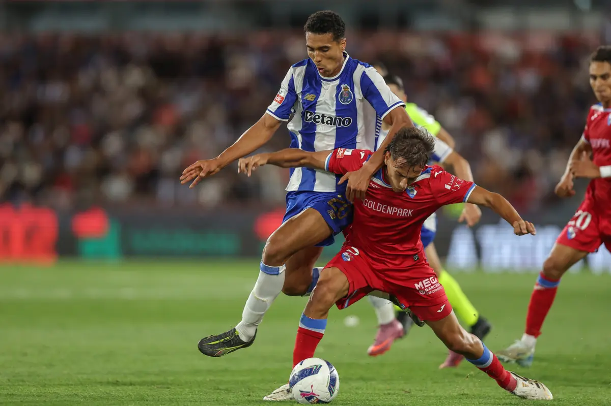 Cáseres disputa a bola com Alberto Costa (créditos: Miguel Pereira)