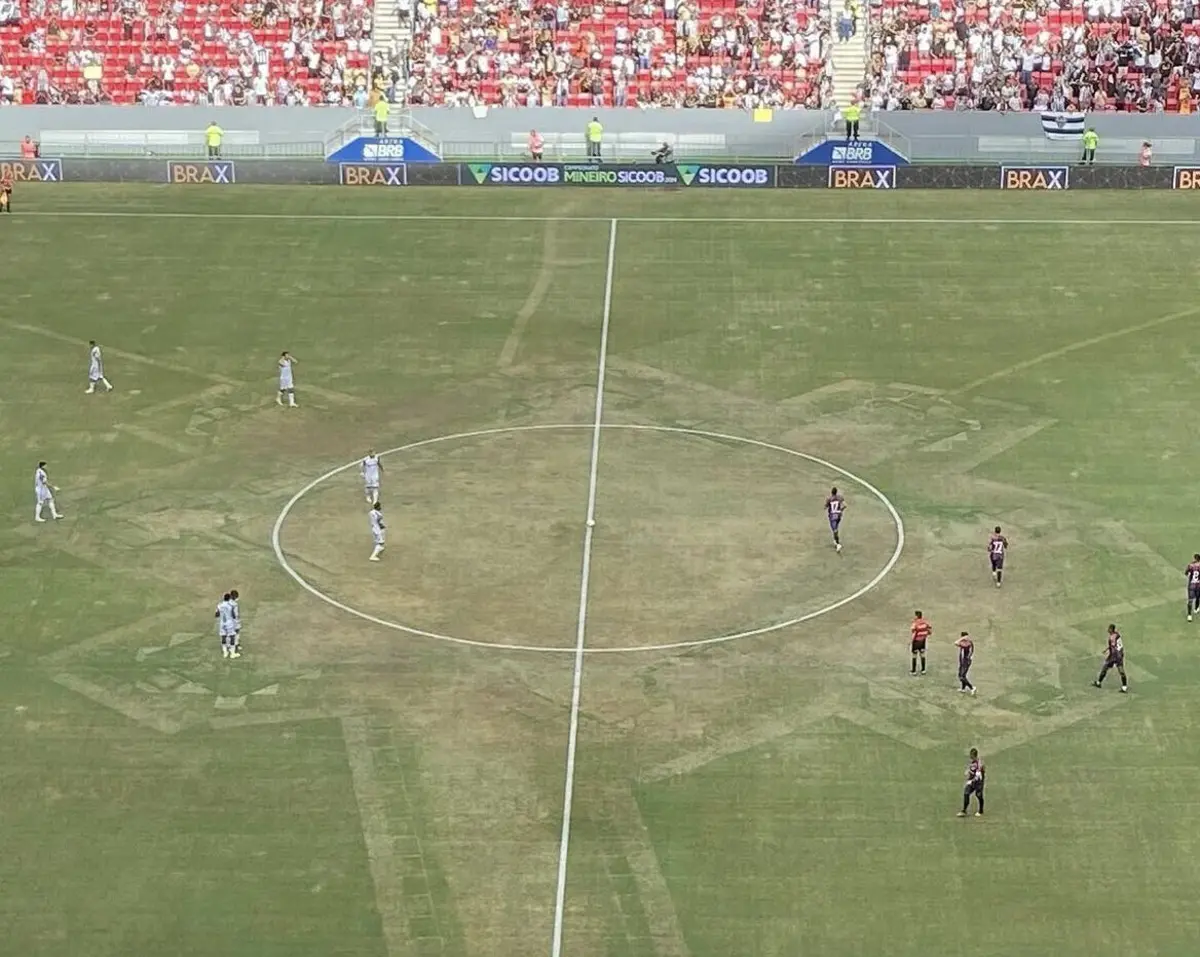 Imagem de contexto do artigo O que dizer deste relvado no Brasil? É aqui que Hulk e Battaglia estão a jogar