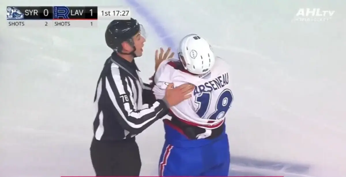 Imagem de contexto do artigo Jogador de hóquei no gelo desloca dedo e coloca-o no sítio. Veja o momento