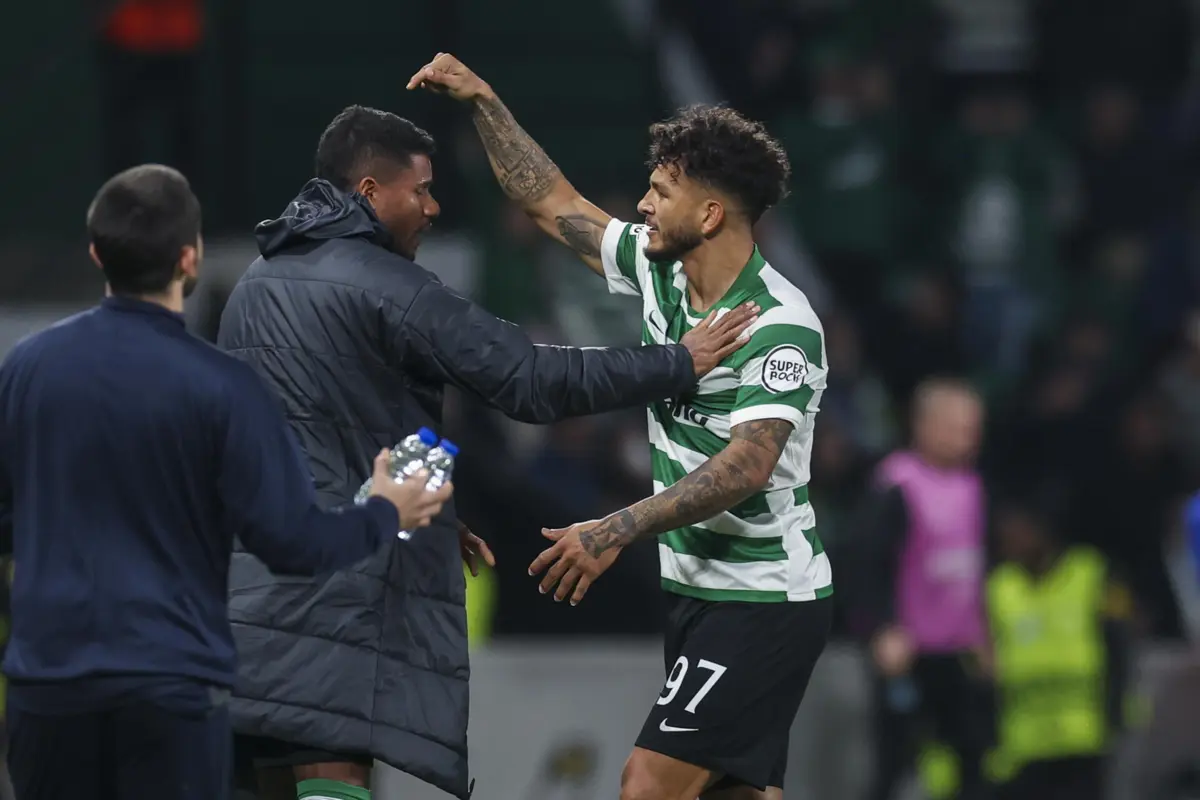 Matheus Reis com Luis Suárez