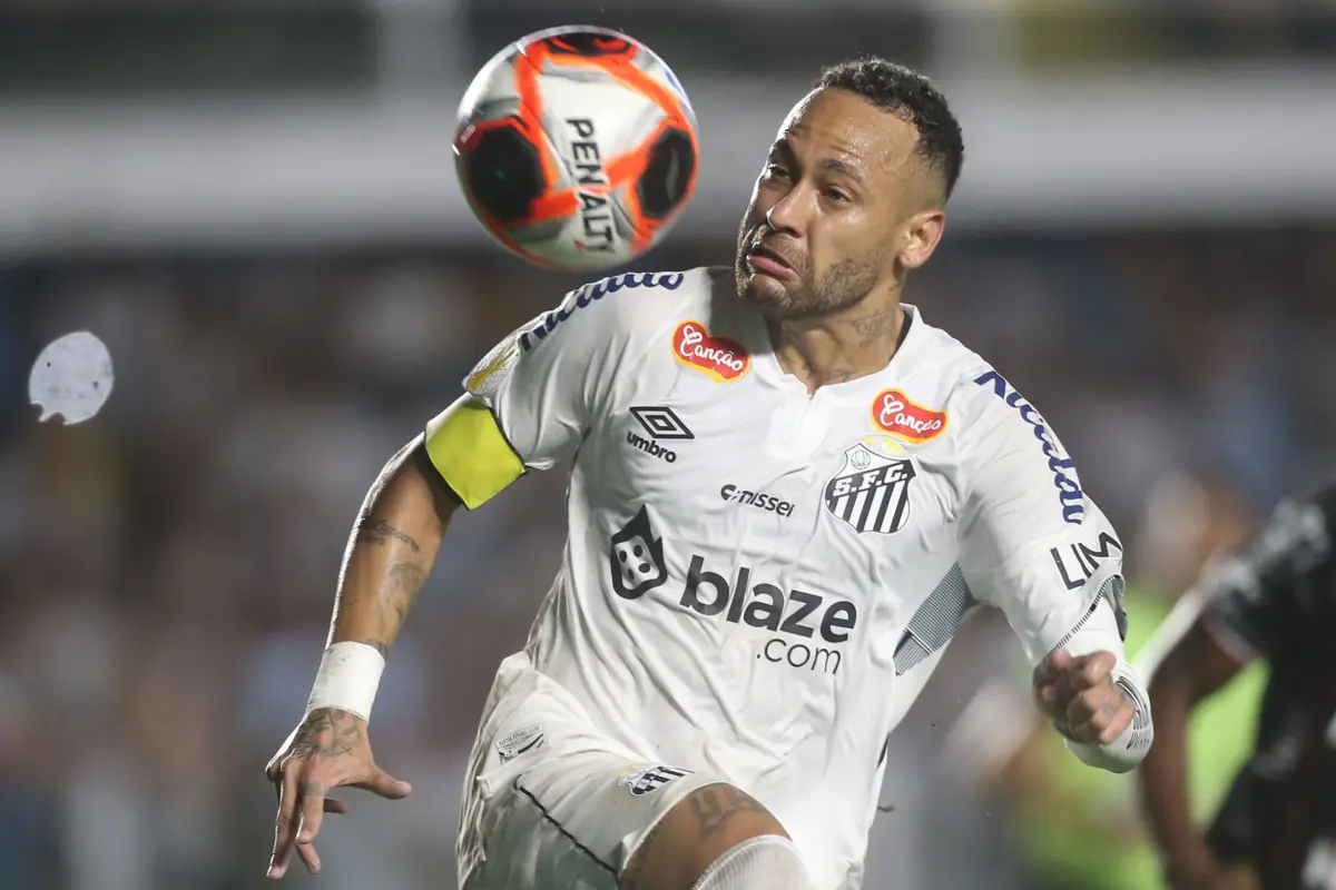 Neymar e a bola da polémica (Créditos: EPA)