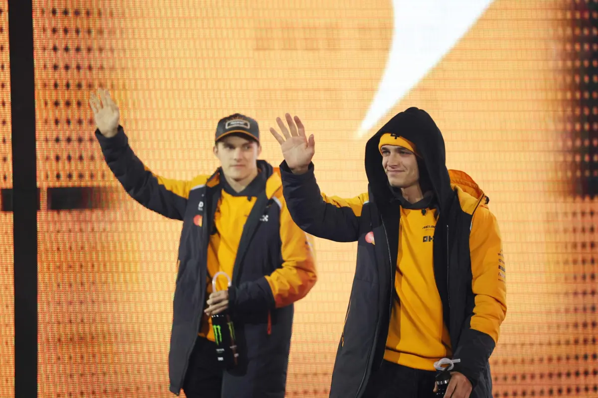 Lando Norris, à direita, e Oscar Piastri, à esquerda