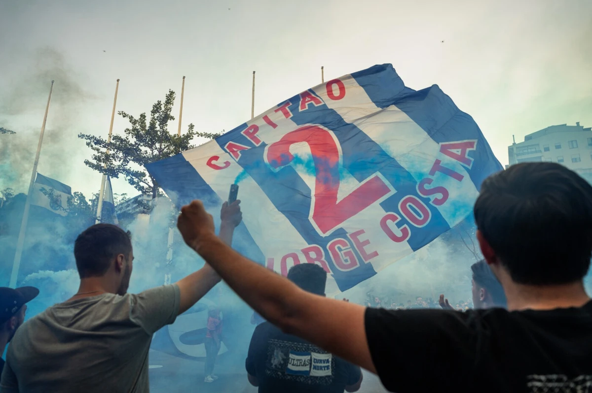 Imagem de contexto do artigo Jorge Costa: Super Dragões e Curva Pinto da Costa deixam ramos de flores e cantam o hino