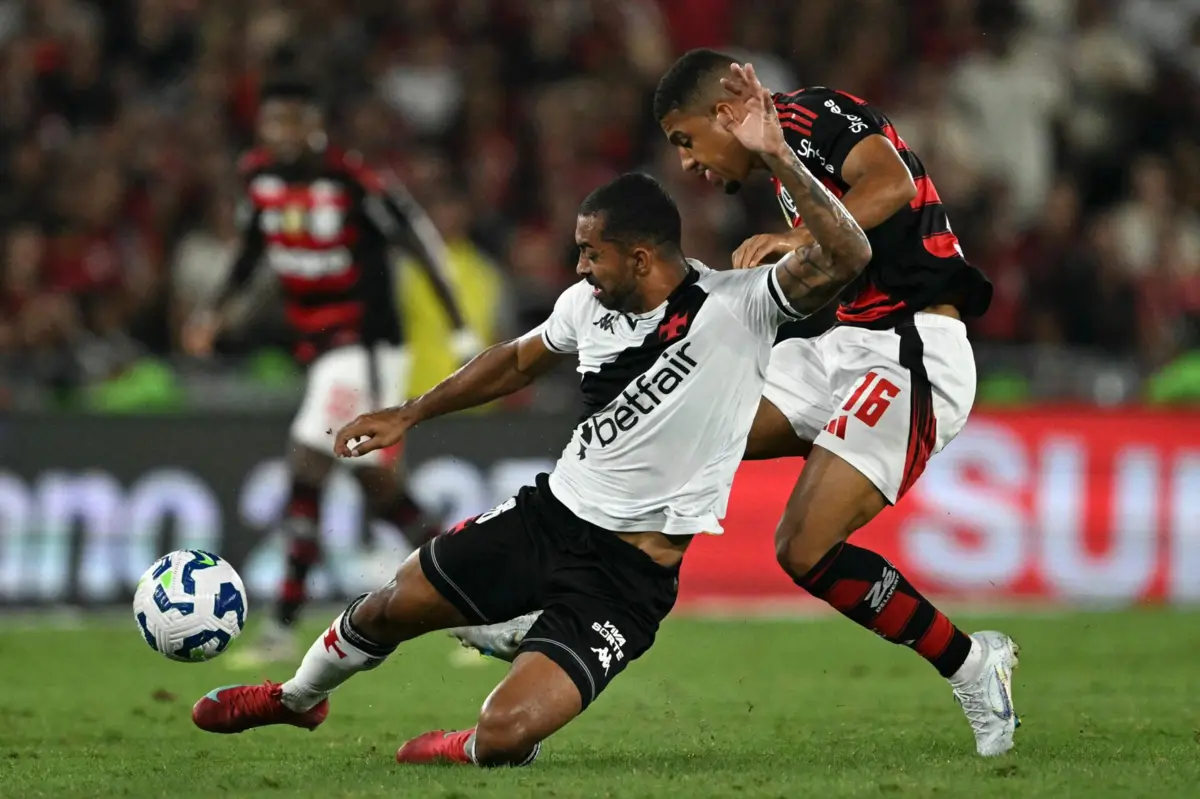 Paulo Henrique com Samuel Lino num Flamengo-Vasco da Gama, em setembro