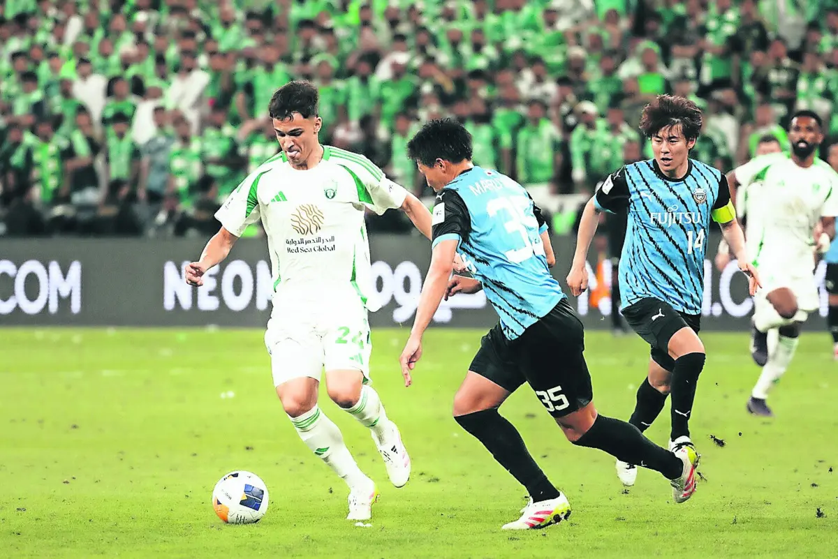 Gabri Veiga com a camisola do Al Ahli