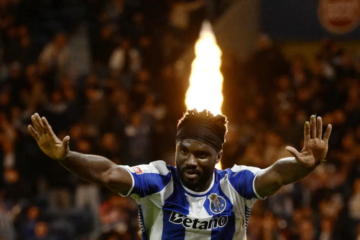 Moffi leva um golo marcado pelo FC Porto, frente ao Arouca