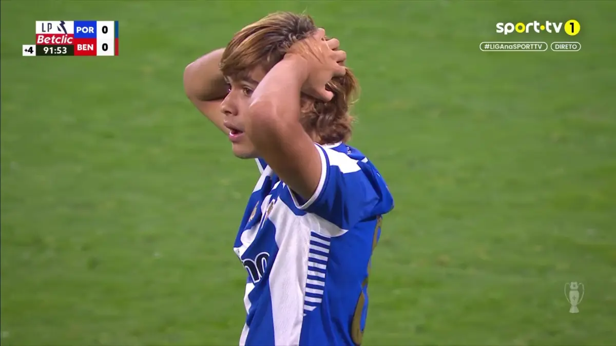 Imagem de contexto do artigo Rodrigo Mora ficou muito perto de decidir o clássico, mas o remate parou no ferro. Veja