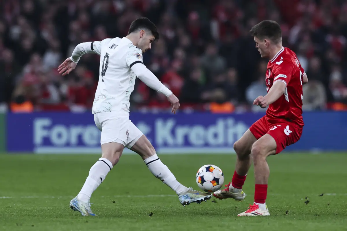 Joakim Maehle disputa a bola com Pedro Neto (Créditos: EPA)